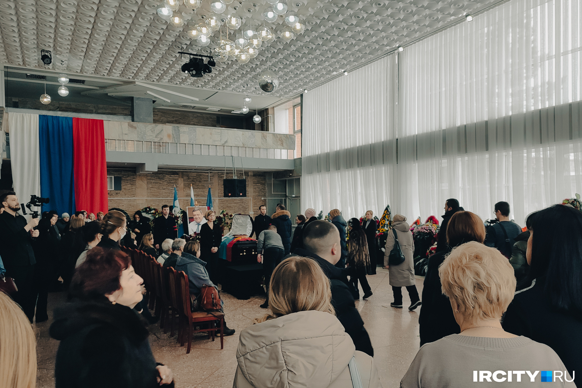 Зал, в котором проходило прощание, не смог вместить всех желающих отдать дань уважения Олегу Боровскому