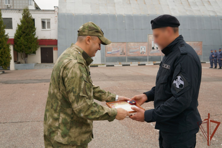 Заместитель командующего Центральным округом Росгвардии вручил ведомственные награды отличившимся росгвардейцам в Брянске