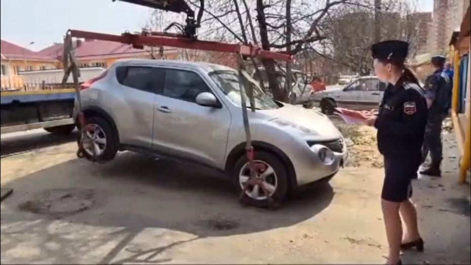 Конфискацию машины у жительницы Воронежа за долг в 850 тыс рублей сняли на видео