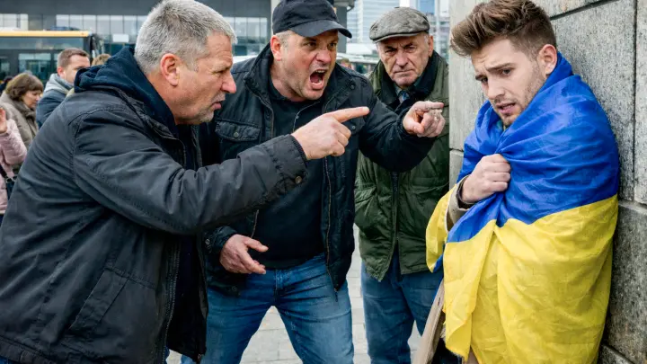 Мы в Чехии, а не в Украине: Чехи выразили недовольство из-за излишней провокации украинцев на Карловом мосту