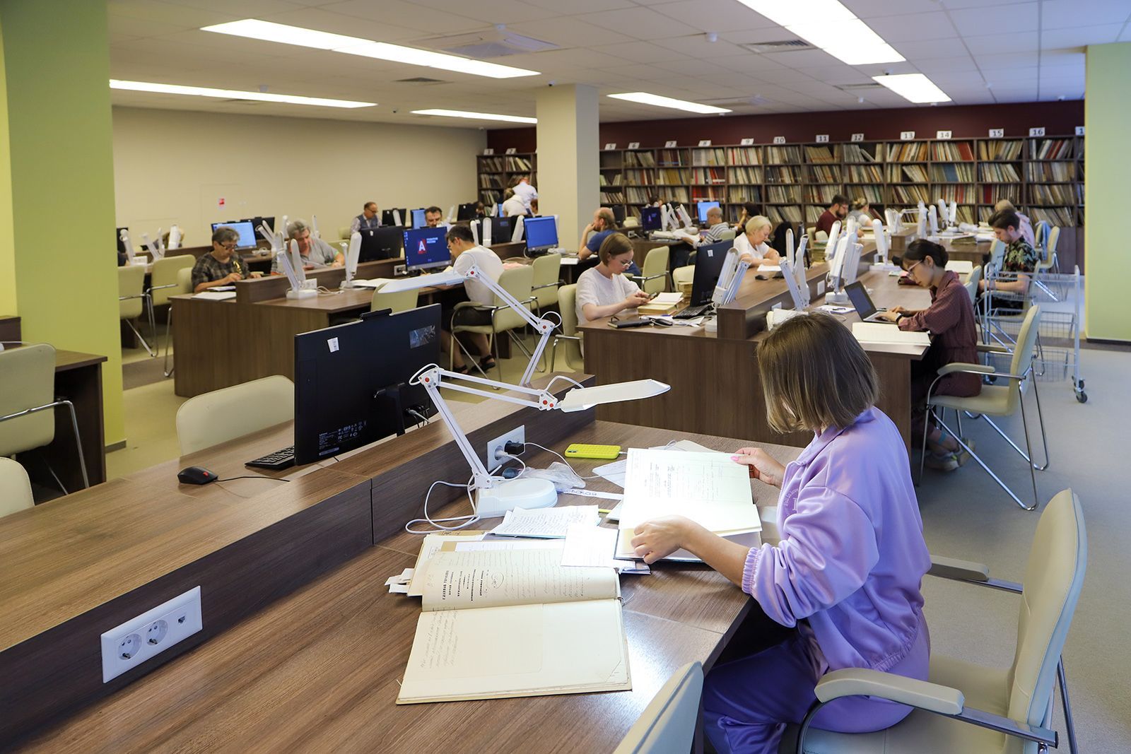 Московская молодежь изучает уникальные документы астрономов