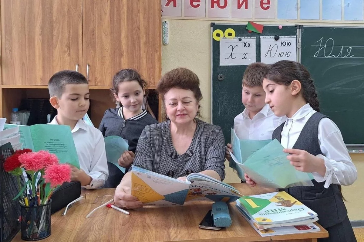 Задача учителя в небольшой сельской школе – дать ребятам качественное образование – не хуже, чем в городе. 