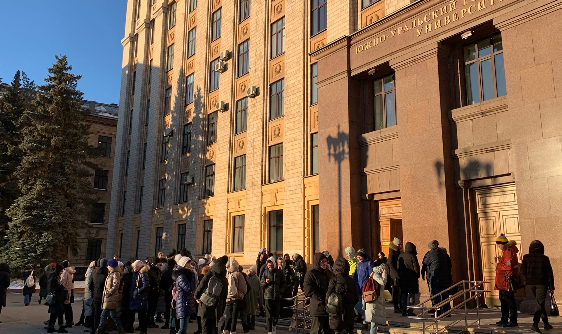 челгу университет челябинск. здание челгу в челябинске. студенты челябинска. колледж челгу челябинск. мантия выпускника юургу.