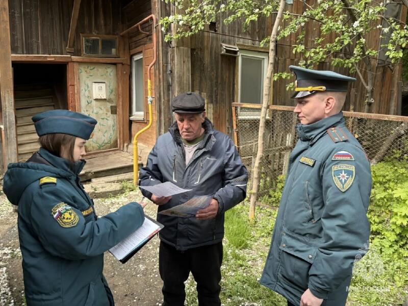 Сотрудники МЧС России проводят профилактические рейды и разъясняют требования пожарной безопасности