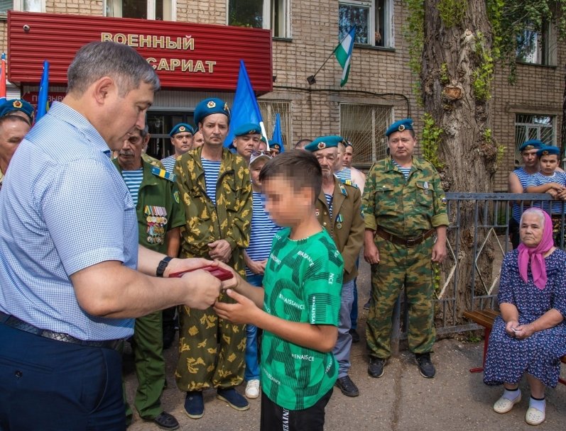 В районе Башкирии сыну погибшего в ходе СВО десантника передали награду отца