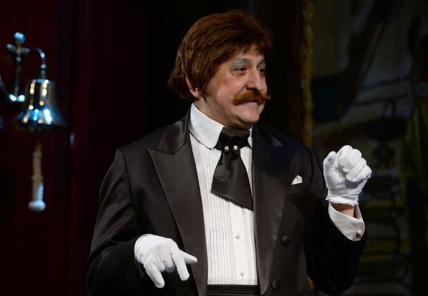 Виктор Цымбал в сцене из спектакля «Кролик Эдвард»