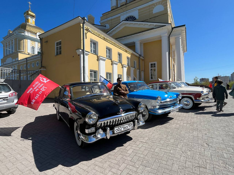 На набережной Перми в эти минуты проходит выставка ретро-автомобилей