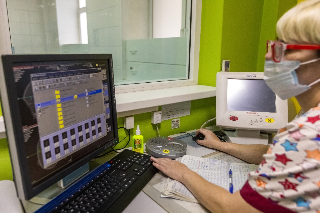 В южноуральских больницах есть оборудование, делающее анализ мочи за семь секунд