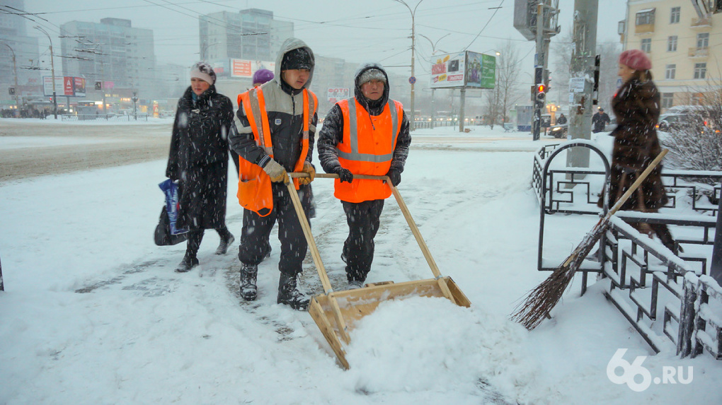 В новогодние праздники мэрия выведет на уборку снега в два раза больше машин и людей