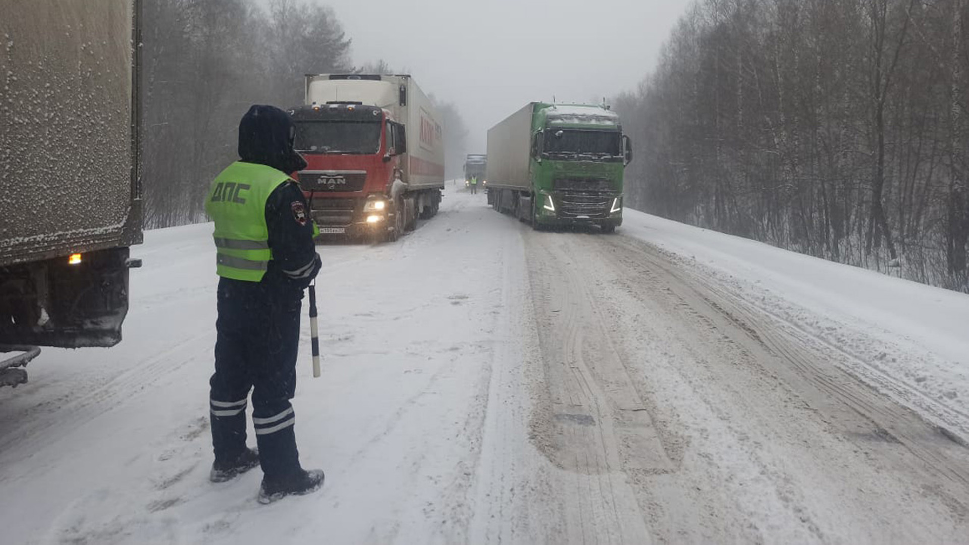 Движение для большегрузов и автобусов закрыли на М5 в Челябинской области