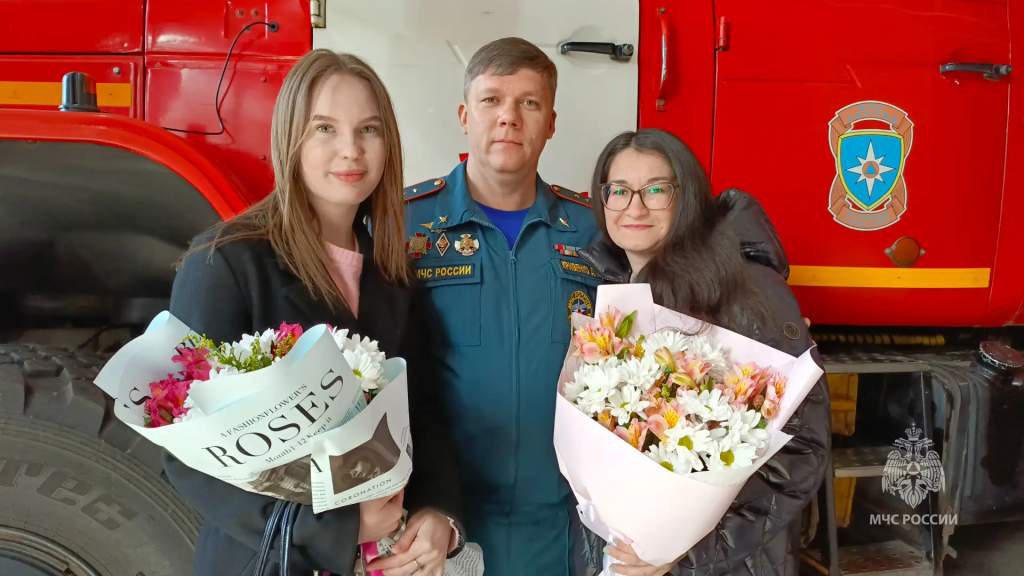 Курский пожарный встретился со спасенными девушками спустя 21 год