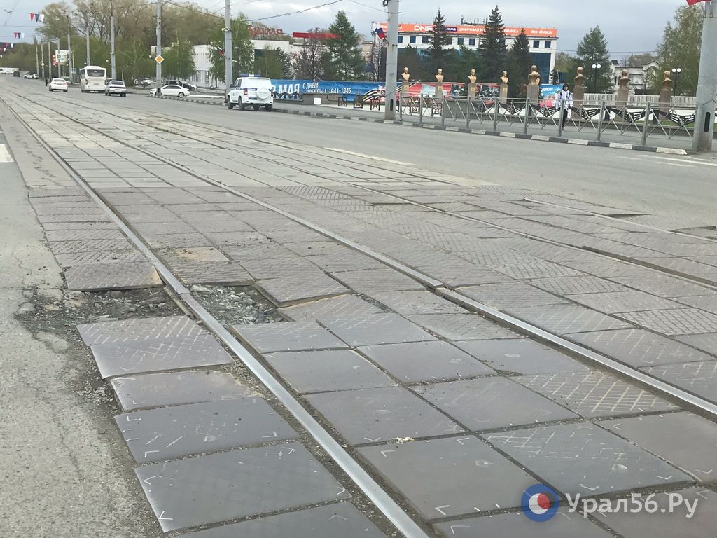 Переезды через трамвайные пути даже в центре Орска развалились до глубоких дыр, а плитка исчезает безвозвратно