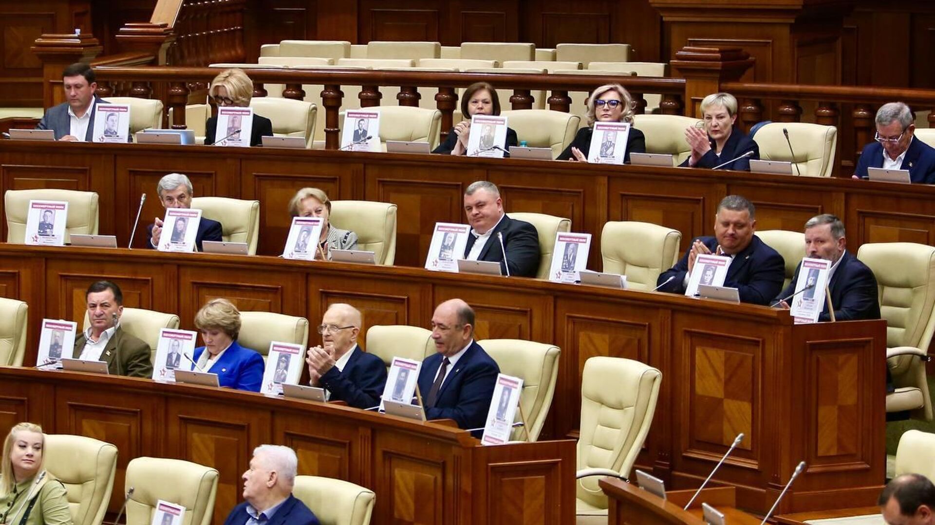 Оппозиция Молдовы провела акцию Бессмертный полк в парламенте республики - Sputnik Молдова, 1920, 08.05.2025