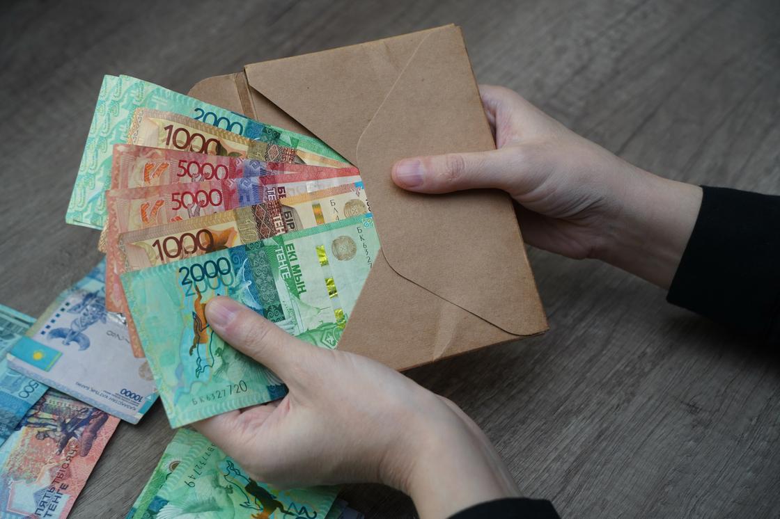 Конверт для денег. Деньги Казахстана. Купюры Казахстана 2022. Зарплата в конверте.
