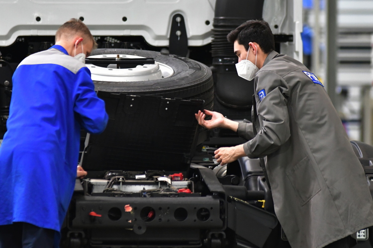 Общее охлаждение российской экономики вызывает болезненное сжатие всех отраслей. Высокая ключевая ставка ЦБ (16% годовых на конец 2025-го) понижает спрос, который по цепочке влияет на показатели разных производителей, например машины – шины – каучук