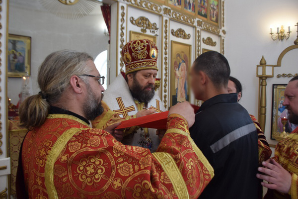В ИК-35 УФСИН России по Республике Хакасия состоялось архиерейское служение в храме священномученика Патриарха Ермогена