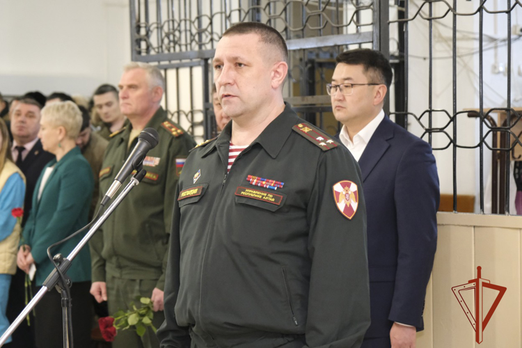 Накануне Дня защитника Отечества в Горно-Алтайске установили мемориальную доску росгвардейцу, погибшему в ходе специальной военной операции