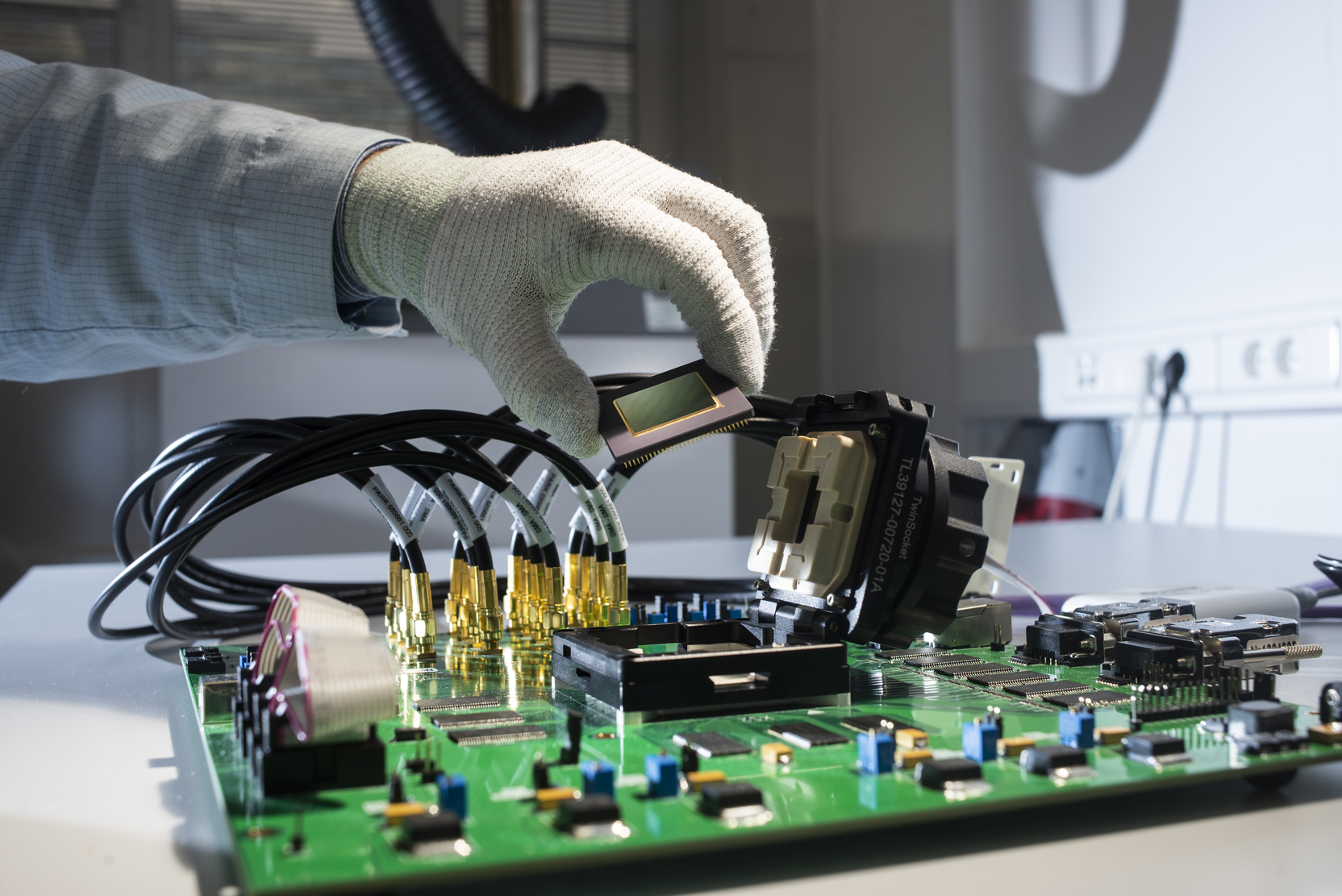 Микросхема фон. Микроэлектроника 2022. Проектирование схемы печатной платы. Микросхемы. Микросхемы памяти.