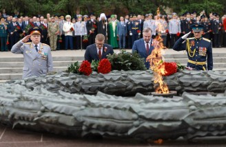 Алексей Текслер почтил память героев в День Великой Победы