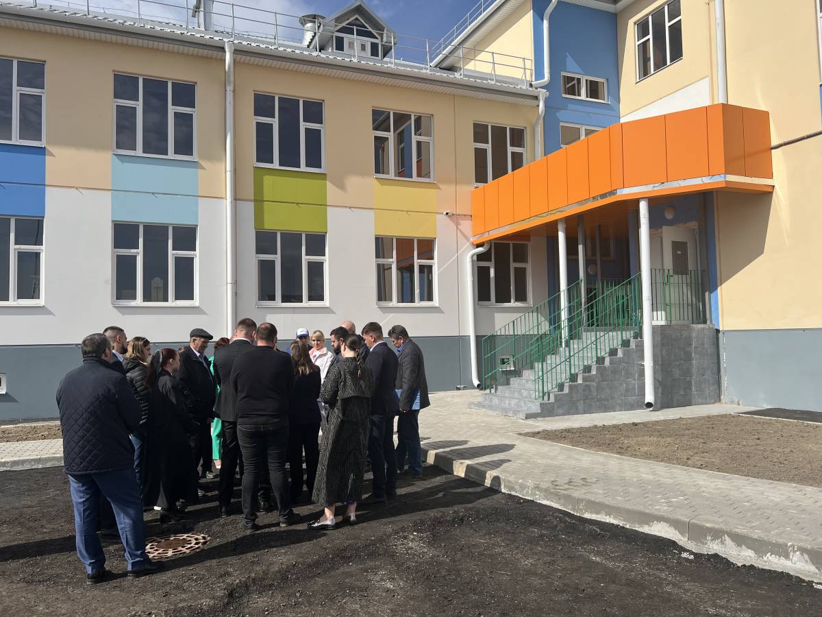 Детские сады введенные в эксплуатацию. Стройка дет сада в щербинках. Детский сад в янино цдс. Детский сад 96 ярославль. Детский садик здание.