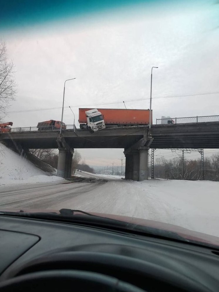 В Новокузнецке фура с водителем внутри повисла над мостом