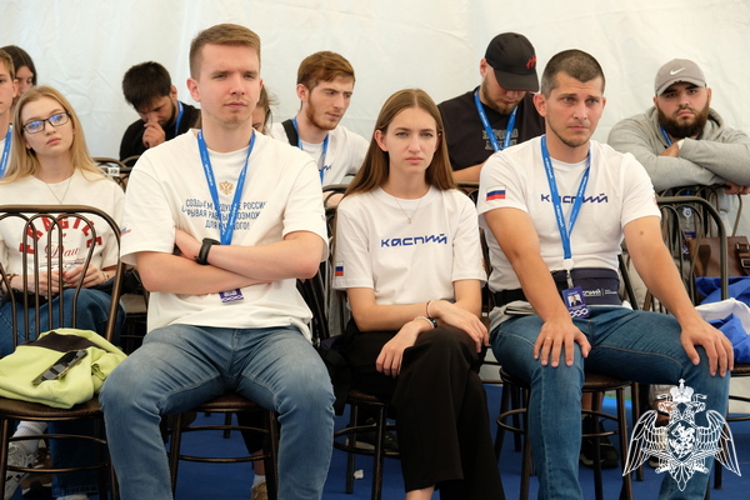В Дагестане росгвардейцы выступили перед участниками молодежного образовательного форума «Каспий – 2025»