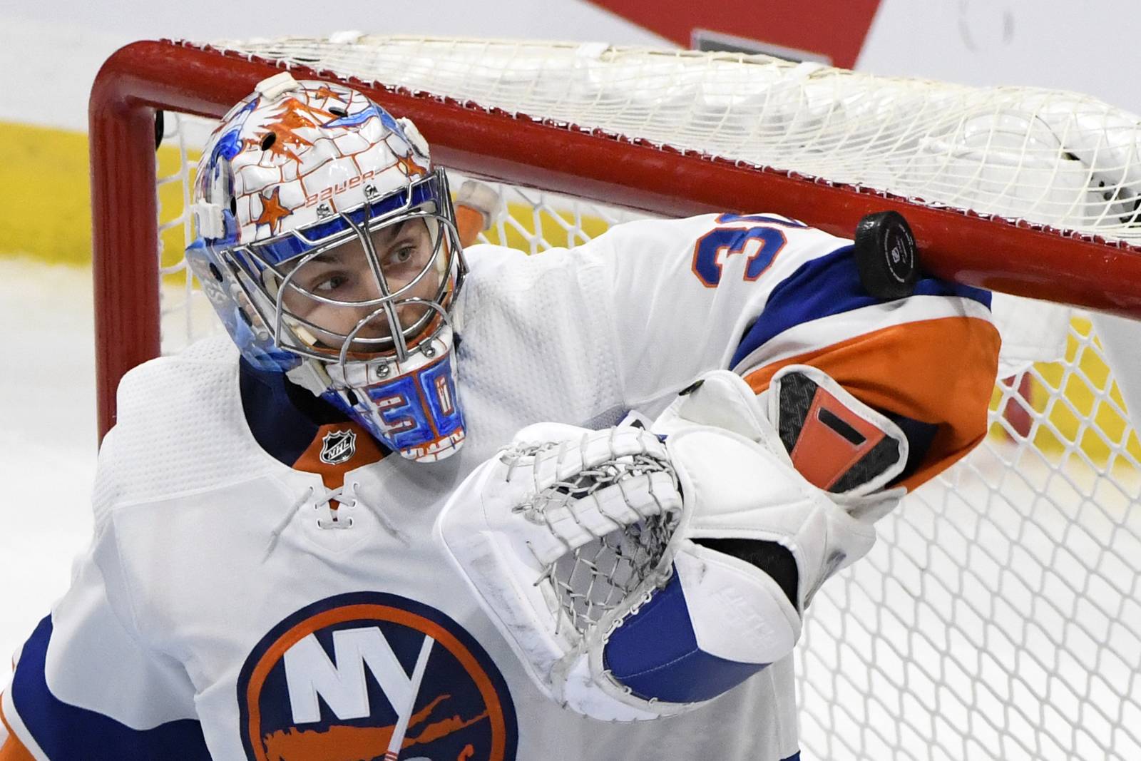 Сорокин вышел на чистое третье место по победам среди вратарей за всю историю «Айлендерс»