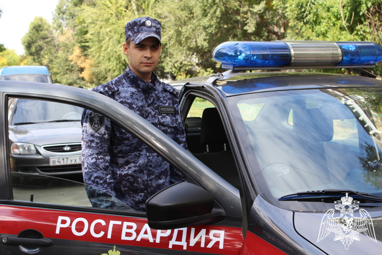 В Саратове сотрудники Росгвардии задержали дебошира, нарушавшего общественный порядок в торговом центре