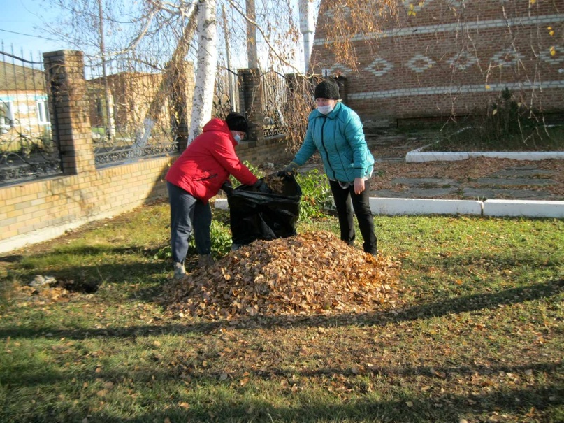 Субботник на кладбище булюшкина. Осенний субботник. Осенний субботник как на праздник картинки. Субботник в детском саду осенью. Уборка школы осенью.