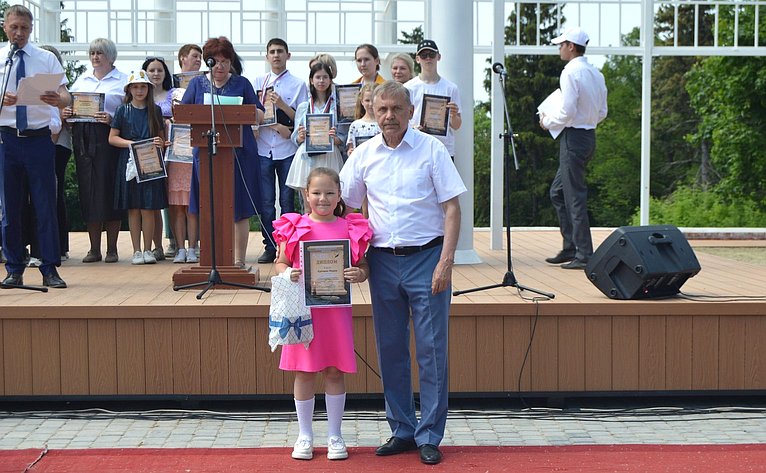 Сергей Рябухин в ходе поездки в регион принял участие в 57-м Всероссийском Пушкинском празднике поэзии в с. Языково Карсунского района