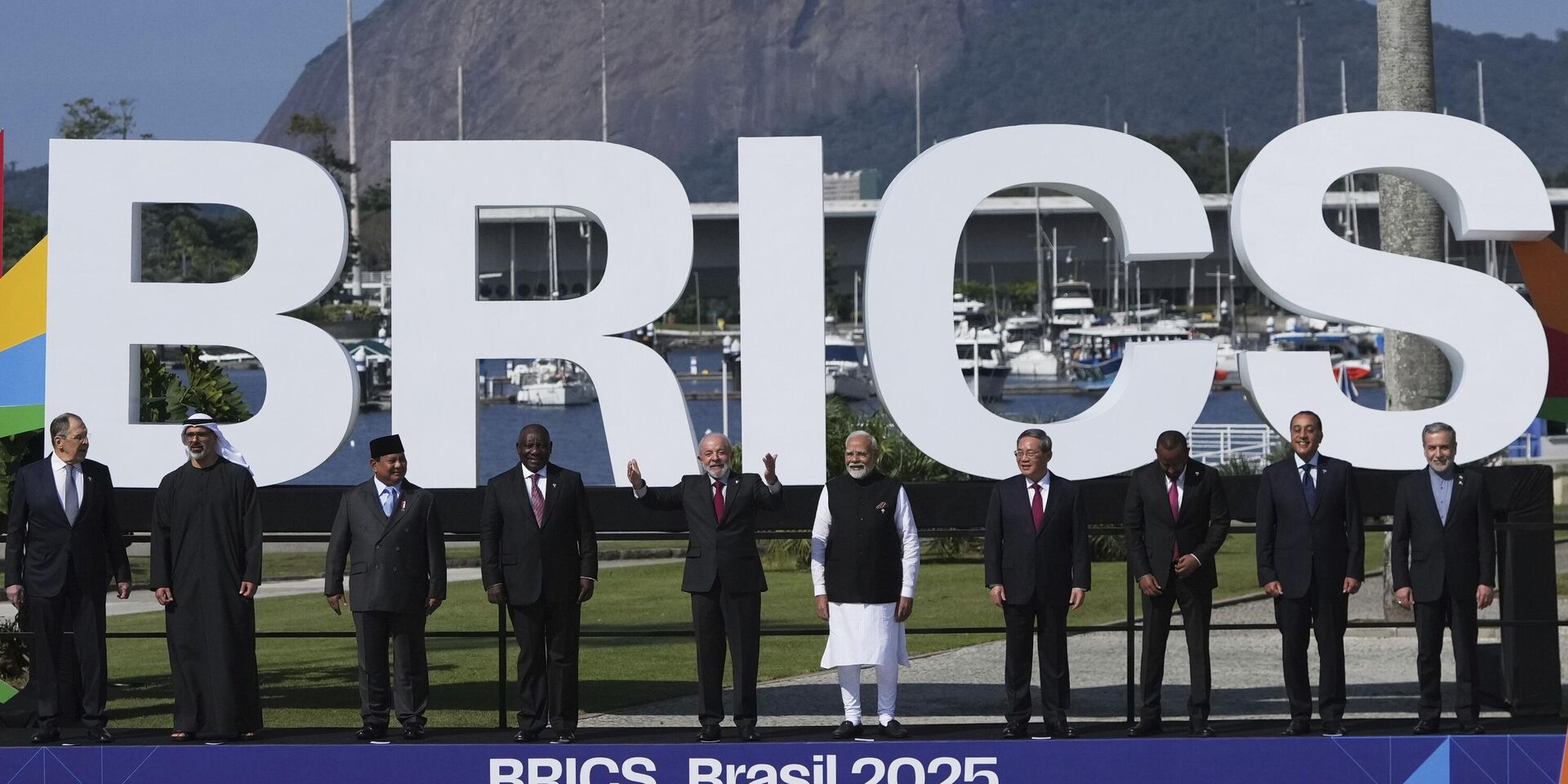 Мировые лидеры позируют для группового фото на 17-м ежегодном саммите БРИКС в Рио-де-Жанейро 6 июля 2025 года - ИноСМИ, 1920, 20.01.2026