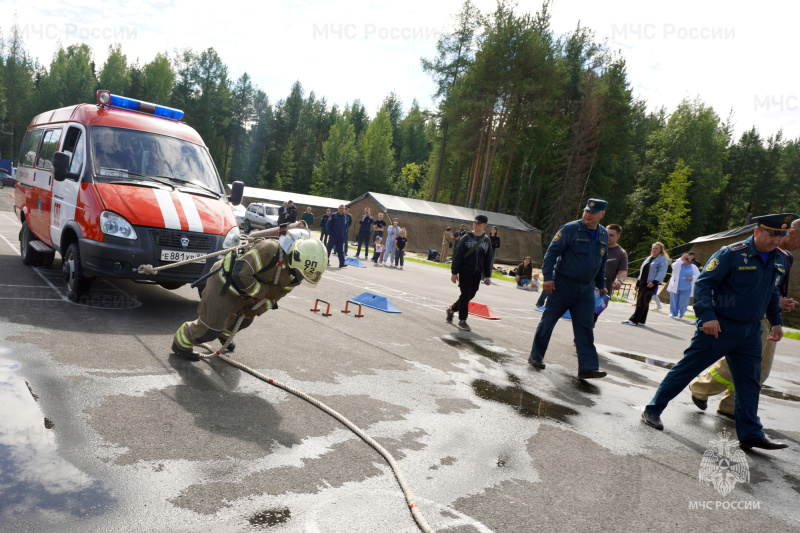 35-летие МЧС России и 39-летие пожарной охраны Нягани отметили комплексом мероприятий