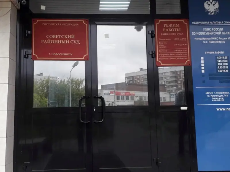 Суд Советского района Новосибирска завершил рассмотрение уголовного дела, возбужденного после конфликта на парковке у одной из школ Академгородка. Недовольный автолюбитель серьезно искалечил другого водителя.