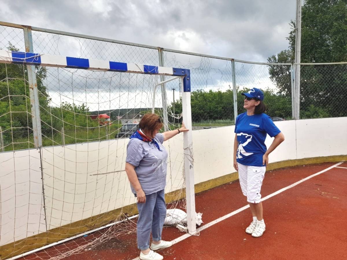 Безопасность спортивных площадок. Спортивная площадка. Спортплощадка Россия. Рамки ворот футбольных. Стадион Спутник Калуга.