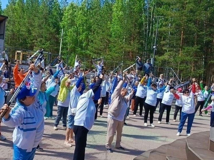 В Советском бабушки и дедушки прогулялись по-скандинавски