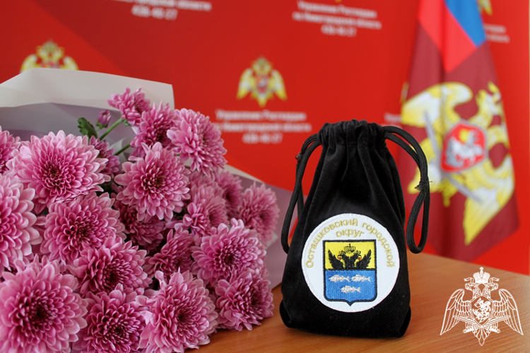 Полковник полиции Вадим Медведев передал родственникам кисет с землей с места захоронения нижегородского бойца