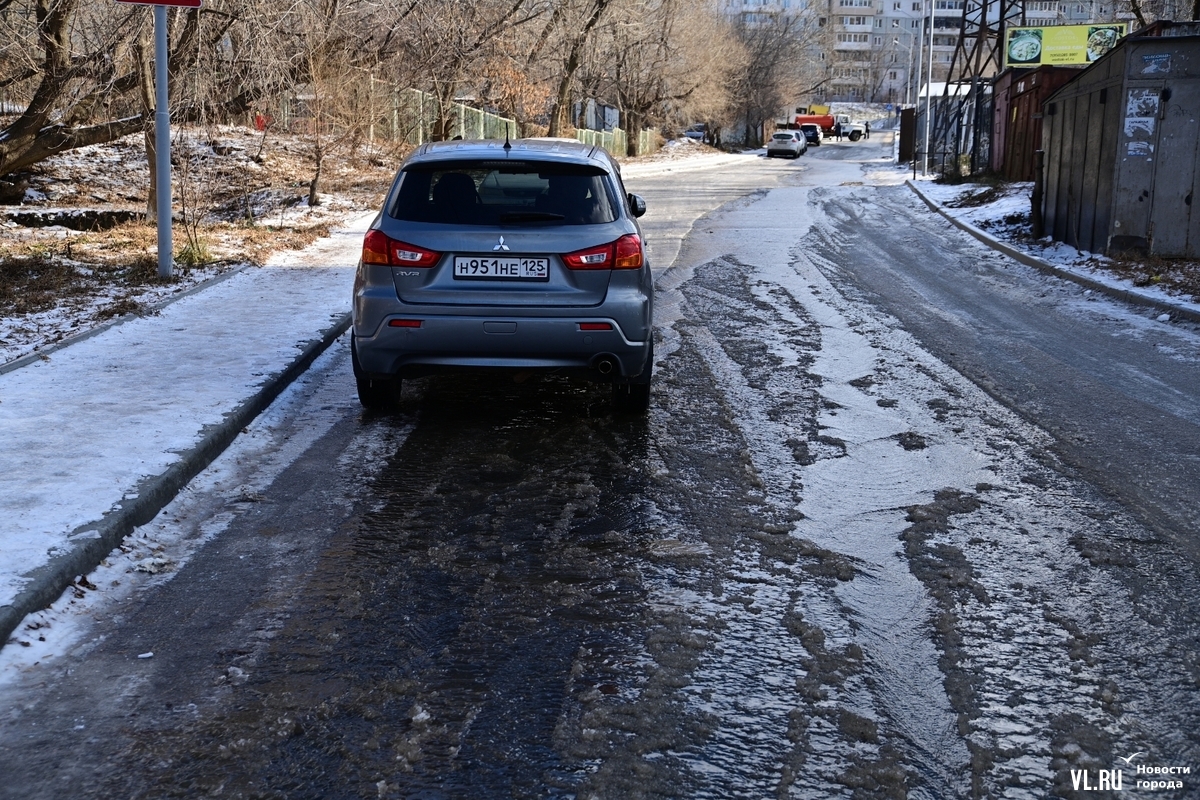 Холодная вода владивосток. Холодно. -14 Это холодно. Лед в Волгограде на дорогах.