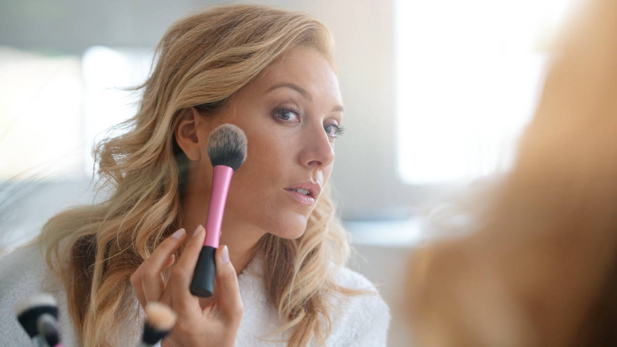 Макияж на паспорт. Нависшее веко. Выглядит или выглядет. Старение кожи. Ретуширование в фотошопе инструмент цветной.