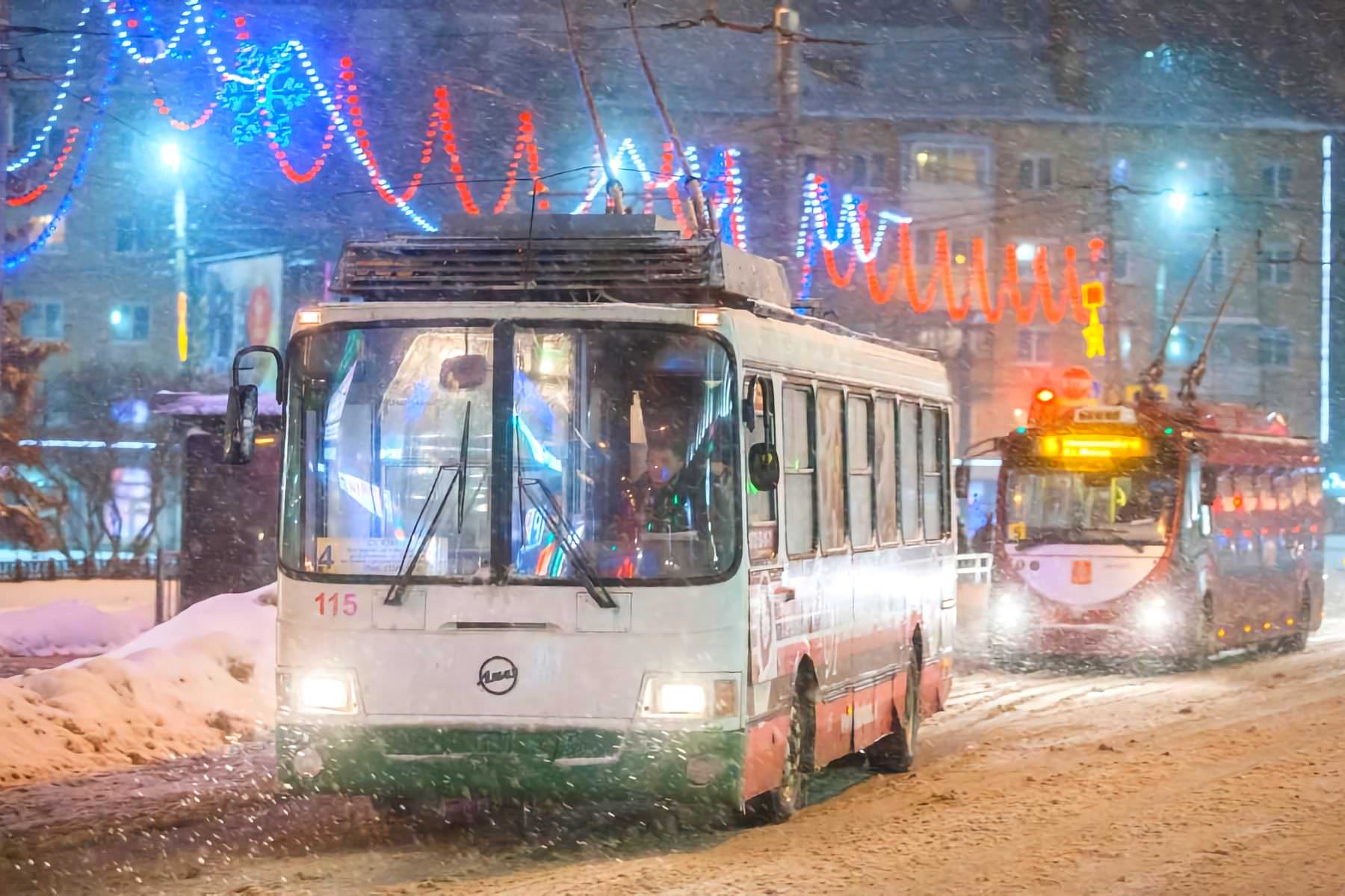 Транспорт в новогоднюю ночь. Общественный транспорт Тулы в новогоднюю ночь. Транспорт ходит в новый год. Движение автобусов в новогоднюю ночь. Ночной трамвай в Туле.