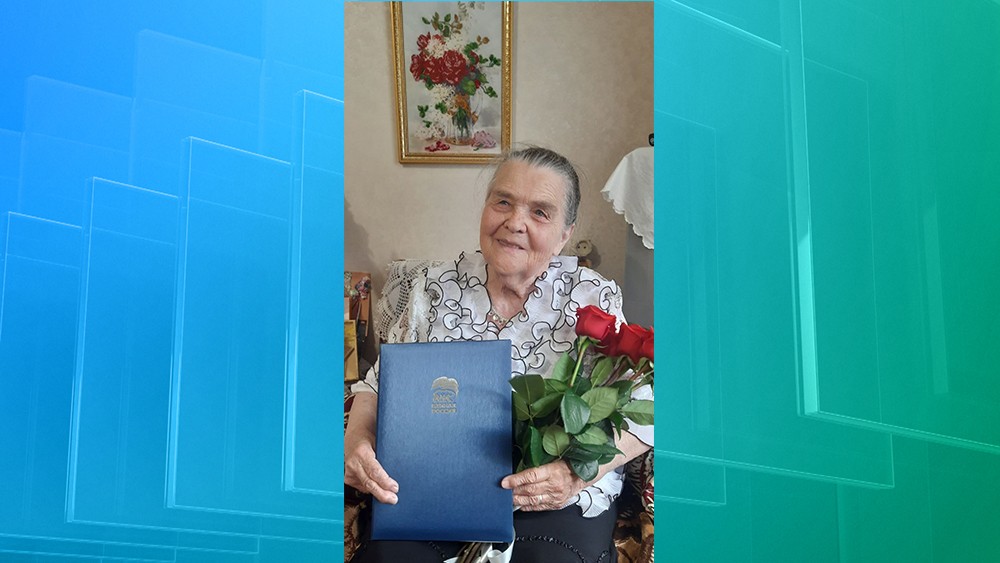 В Унече долгожительницу Елену Голик поздравили с 89-летием