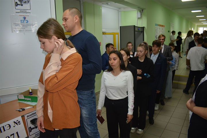 Первый массовый экзамен сдают выпускники Алтайского района 