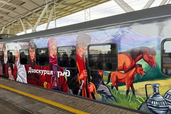 Новый международный электропоезд серии ЭП2ДМ Диоскурия, названный в честь античного названия Сухума, отправляется в первый рейс со станции Имеретинский курорт, расположенной на федеральной территории Сириус, в столицу Абхазии Сухум. - Sputnik Абхазия
