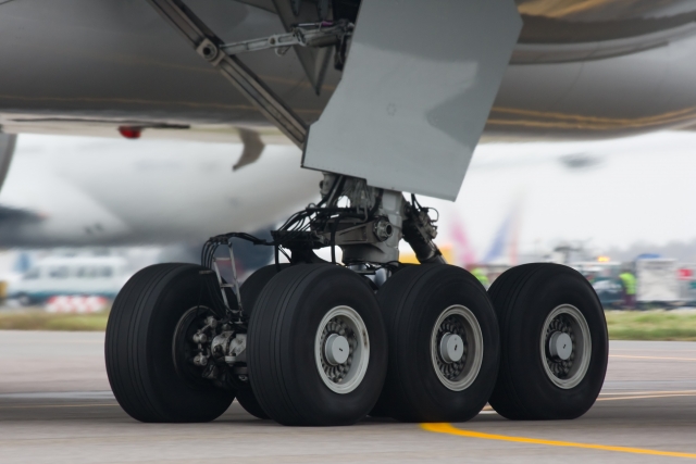 В хабаровском аэропорту при посадке самолёта лопнуло колесо шасси
