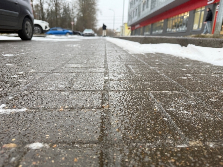 На тротуарах Твери образовался гололед
