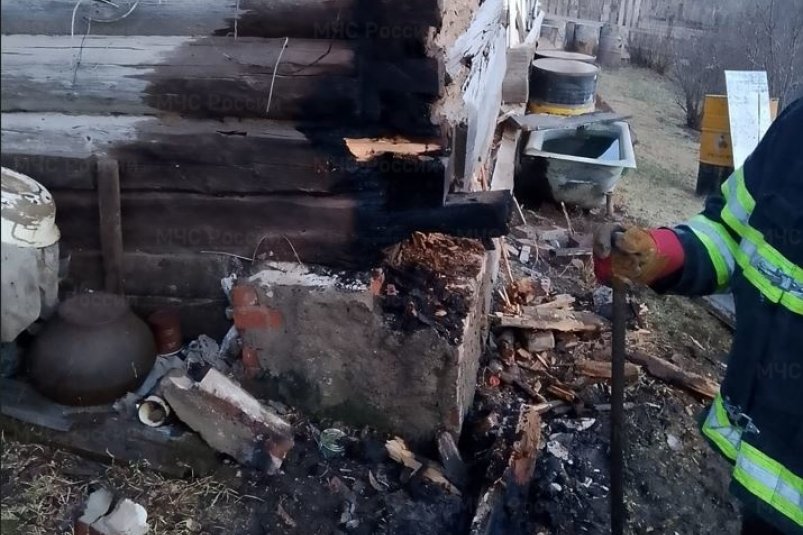 Поджог мог стать причиной возгорания дома одинокой пенсионерки в п. Теплоозёрск ЕАО МЧС ЕАО