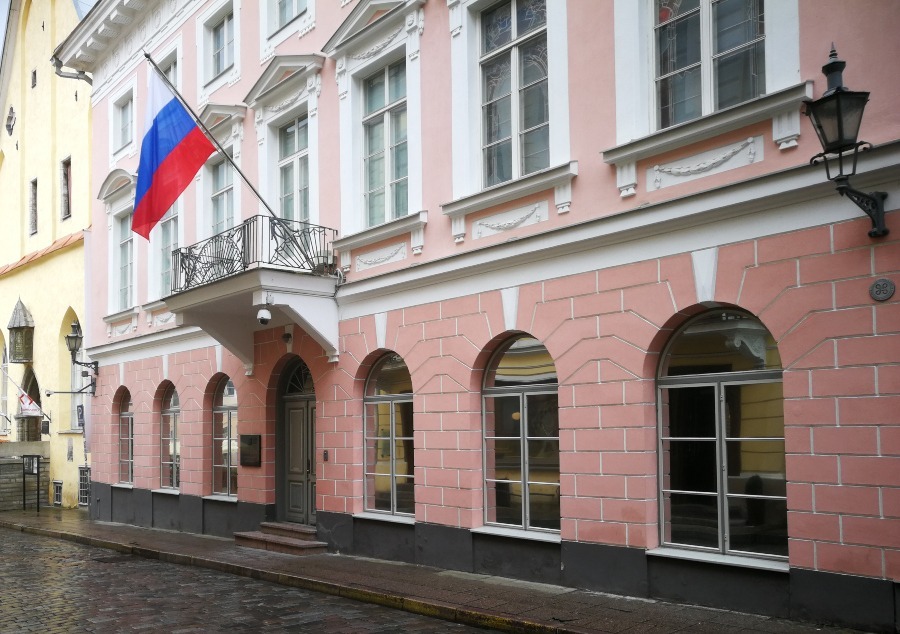 Посольство РФ в Эстонии осудило осквернение братского захоронения в Курессааре