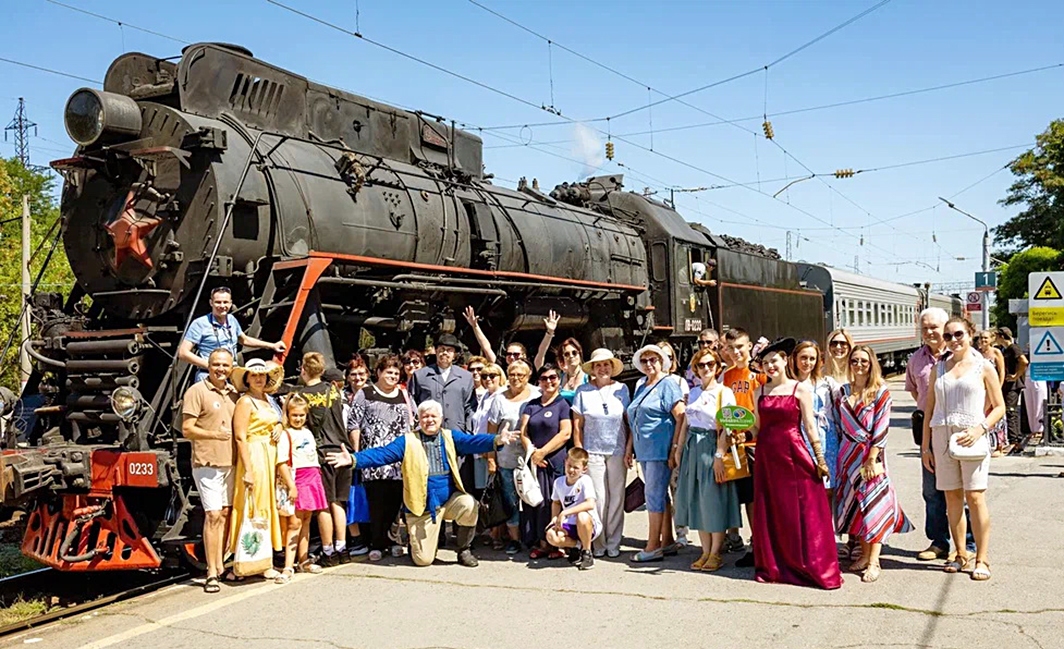 Паровоз воронеж. Ретро поезд карелия. Ретро поезд ростов таганрог 2023. Ростову-на-дону - ретро поезд. Паровоз ростов-на-дону таганрог.
