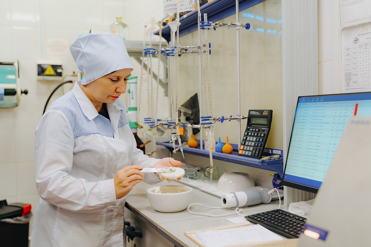 На комбинате работает молочный сомелье. По словам гендиректора фабрики Игоря Московцева, контроль качества проходит не только в лабораториях — на предприятии оценивают товар с точки зрения потребителя: «Мы решили, что было бы хорошо создать еще один этап контроля — от потребителя. Мы отобрали ребят и действительно назвали их молочными сомелье. Их «изолировали» от профессионалов, чтобы они ставили честную оценку — вкусно или не вкусно. Мы на нее внимательно смотрим и принимаем решение. Если вдруг после профессиональной дегустации сомелье скажет, что что-то не так, мы все возвращаем обратно. Это нужно для того, чтобы мы были уверены — покупатель придет и возьмет с полки то, что он любит».