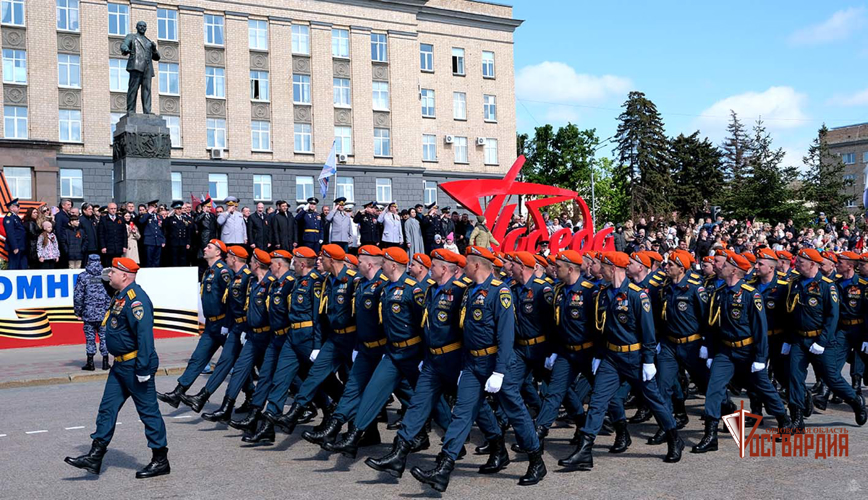 Вместе с орловцами начальник регионального Управления Росгвардии посмотрел парад Победы