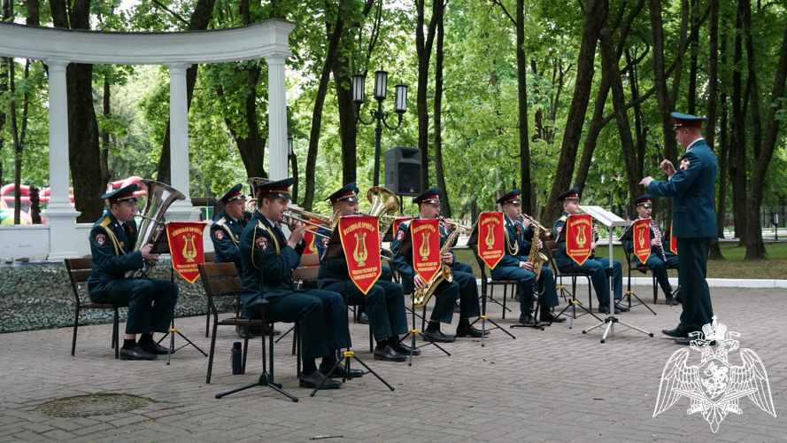 Военный оркестр Росгвардии принял участие в акции «Танцующий май» в Брянске (ВИДЕО)